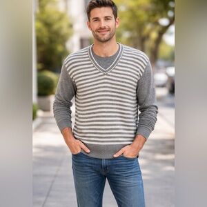 Jaccos Cashmere Gray/Cream Long Sleeve V Neck Preppy Sweater. Size Medium.